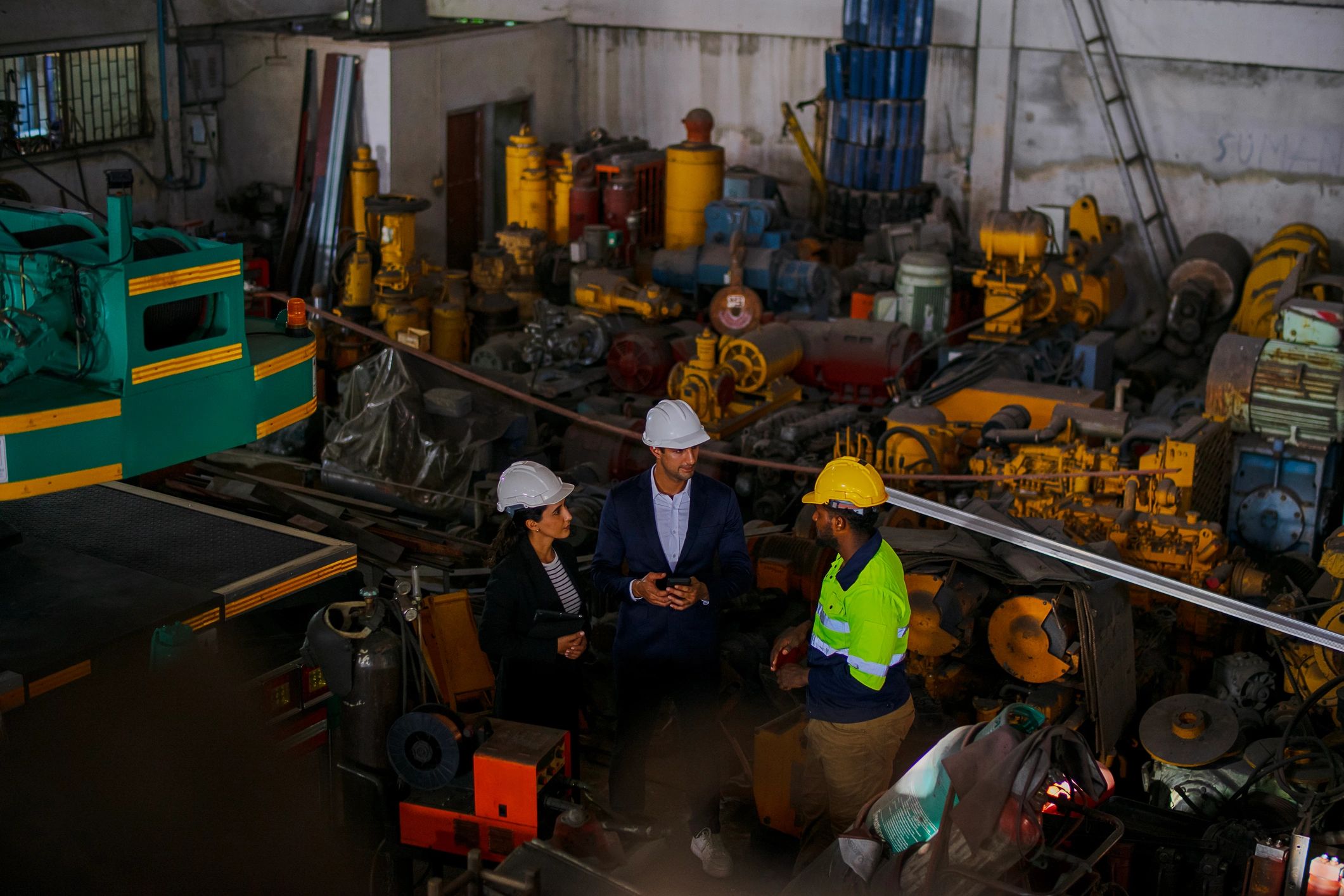 Ingeniero y ejecutivo en reunión de obra