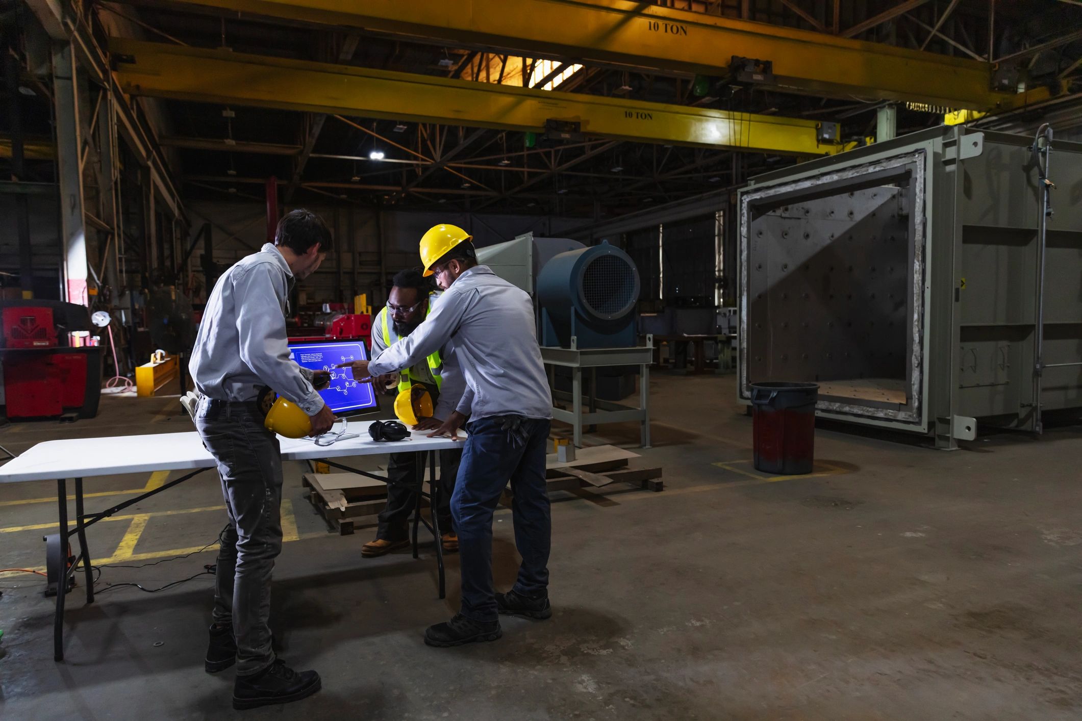 Equipo de trabajo industrial colaborando con tecnología