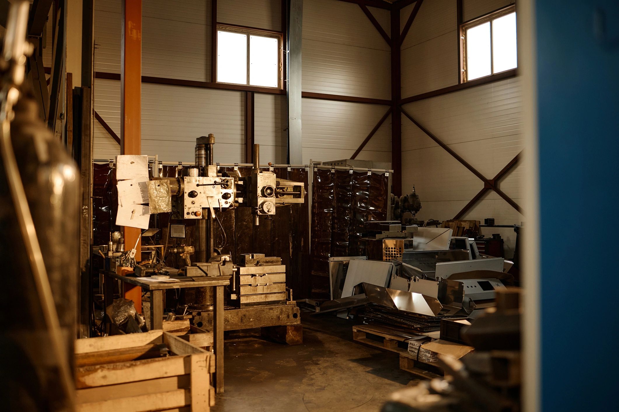 Taller industrial con maquinaria pesada y equipos metálicos