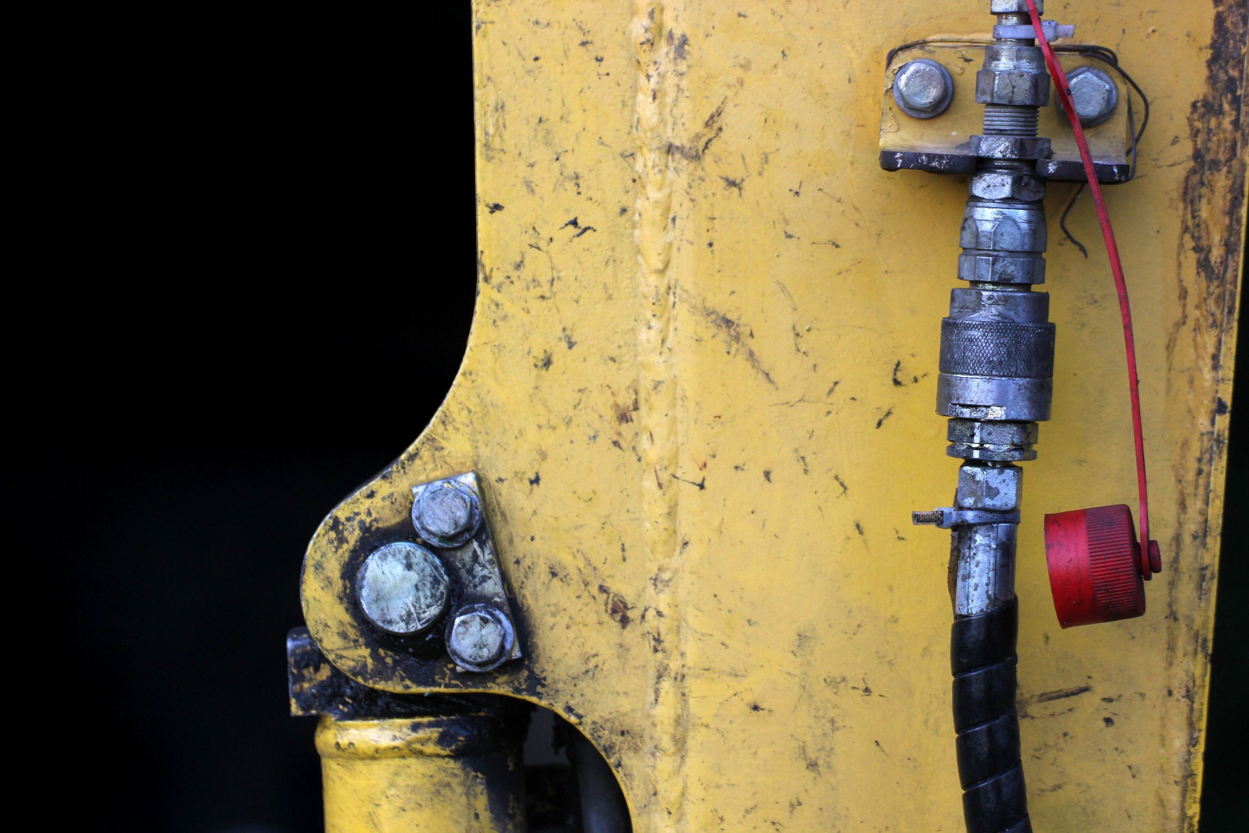 Detalle de maquinaria pesada con cadena y fondo de construcción